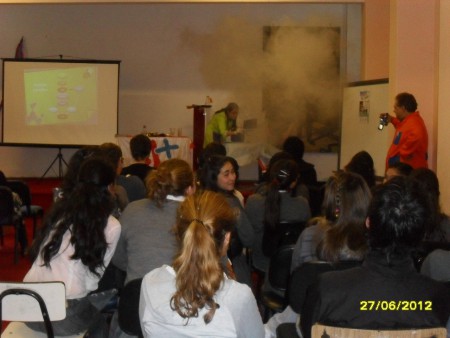 Estudiantes de 3er año del Liceo 3 en show Química d+